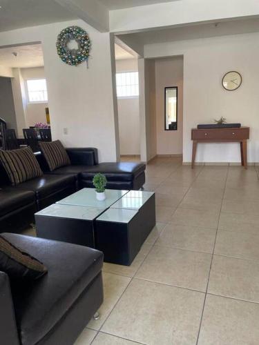 a living room with couches and a coffee table at Increible casa en renta en Cocoyoc Morelos in Cocoyoc