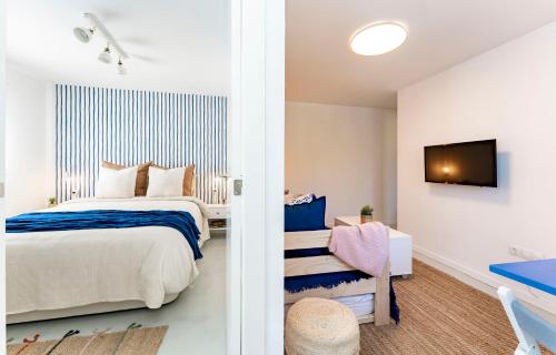 Schlafzimmer mit einem Bett und einem Schreibtisch in der Unterkunft Apartamento de un dormitorio cerca de la playa in Estepona