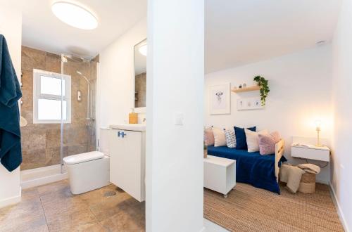 ein Badezimmer mit einer blauen Couch und einer Dusche in der Unterkunft Apartamento de un dormitorio cerca de la playa in Estepona