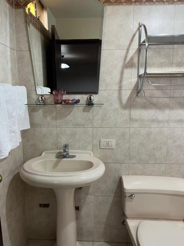 THIZMA HOTELES Ex HotelSantaMaria في اياكوتشو: حمام مع حوض ومرحاض
