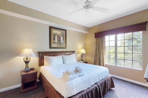 een slaapkamer met een bed met twee handdoeken erop bij Worldquest Wonderland in Orlando