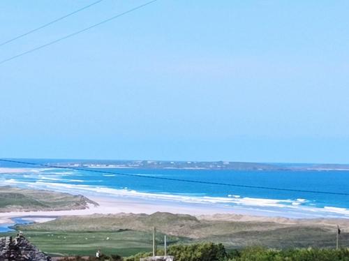 - Vistas a la playa y al océano en Teach pádraig en Falcarragh