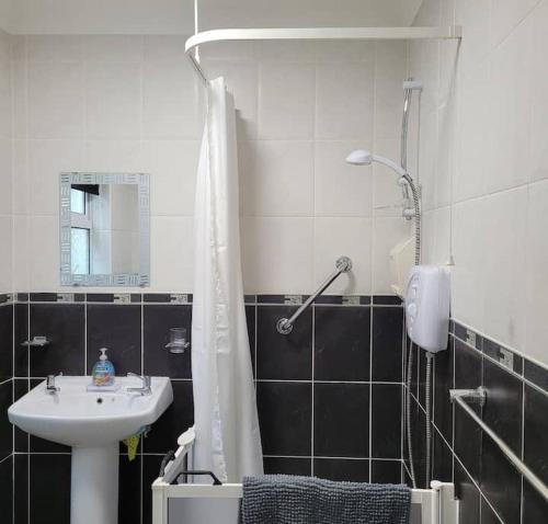 a bathroom with a shower and a sink at Teach pádraig in Falcarragh