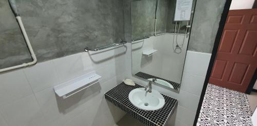Phòng tắm tại At Home Hotel