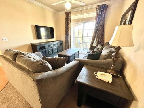 Χώρος καθιστικού στο 2 Bed 2 Bath Condo in Tuscana Resort home