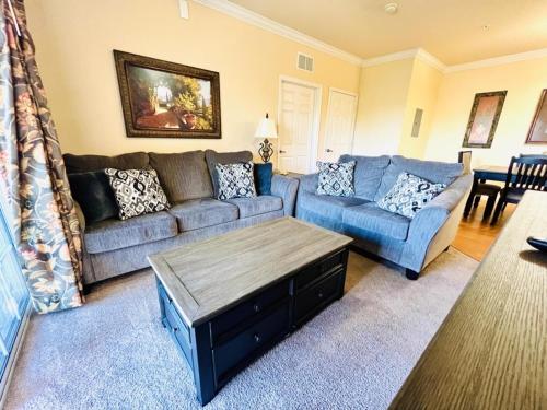 Χώρος καθιστικού στο 2 Bed 2 Bath Condo in Tuscana Resort home