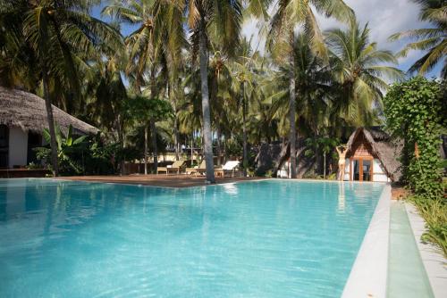 una gran piscina con palmeras en el fondo en 81 Palms Resort, en Nembrala