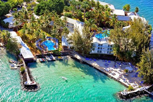 une vue aérienne d'un complexe avec piscine dans l'établissement STUDIO FONCTIONNEL dans HOTEL CARAYOU SPA PISCINES, à Les Trois-Îlets