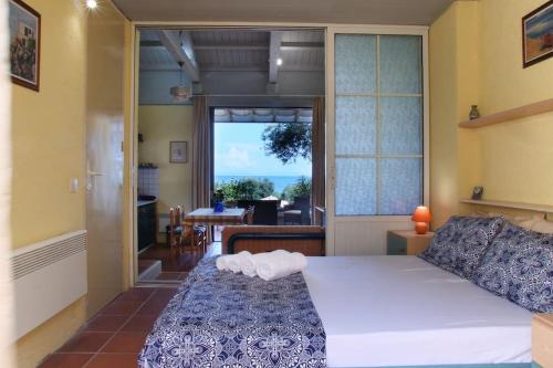 1 dormitorio con 1 cama y vistas al océano en Barbati Bloom!, en Barbati