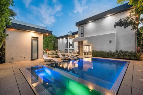 een zwembad voor een huis bij Villa Ostrom in Los Angeles