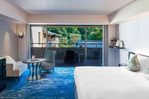 um quarto de hotel com uma cama e uma varanda em Suiran, a Luxury Collection Hotel, Kyoto em Quioto