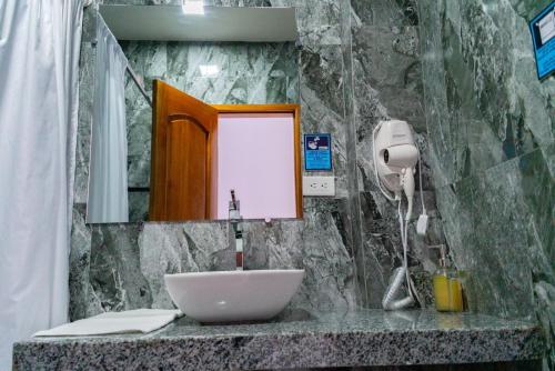 a bathroom with a sink and a mirror at Patty House Galapagos in Puerto Ayora
