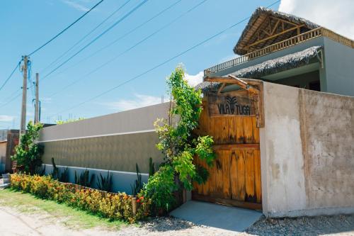 ein Gebäude mit einer Holztür mit Efeu drauf in der Unterkunft Vila Tuga in Prea