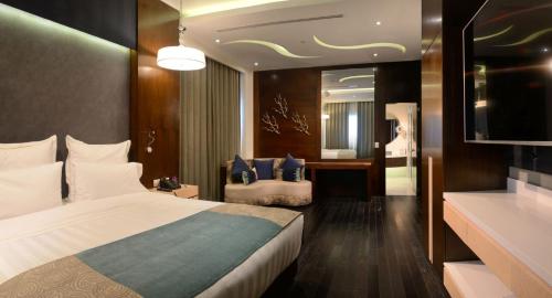 Llit o llits en una habitació de HS HOTSSON Hotel Irapuato