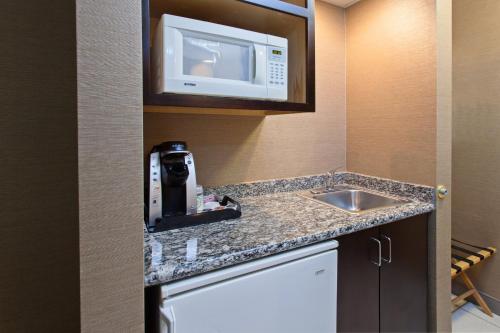 una pequeña cocina con fregadero y microondas en Holiday Inn Seattle DWTN Lake Union, an IHG Hotel en Seattle