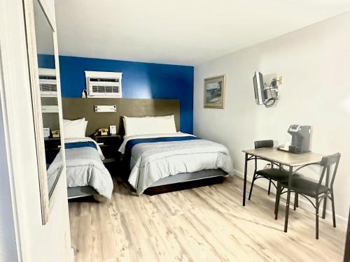 Llit o llits en una habitació de Blue Spruce Inn & Townhouses