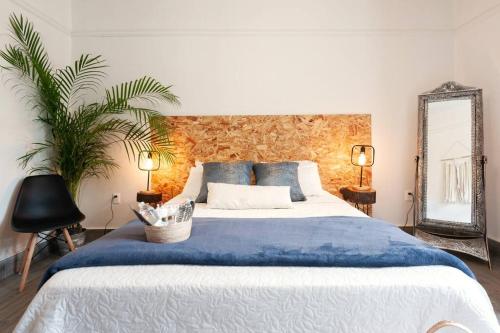 een slaapkamer met een groot bed en een blauwe deken bij I wanna dance with somebody @ Roma Norte B in Mexico-Stad