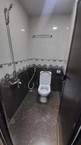 bagno con servizi igienici bianchi in una cabina di KMB Double-bed Room at union metro a Dubai