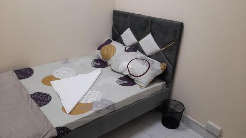 una pequeña cama con un osito de peluche sentado en ella en KMB Double-bed Room at union metro en Dubái