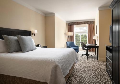 Habitación de hotel con cama y escritorio en West Inn & Suites en Carlsbad