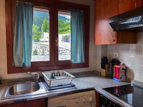 encimera de cocina con fregadero y ventana en Único Piso Colorido y Divertido En Ransol - Increibles Vistas al Rio y Naturaleza - Ideal Familias, en Andorra la Vella