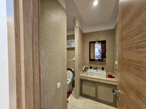 een badkamer met een wastafel en een toilet bij Les perles de marrakech in Marrakesh