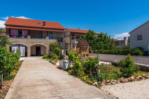 Apartments with a parking space Vir - 21482