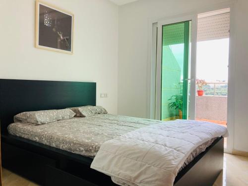 1 dormitorio con cama y ventana grande en Superb apartment in the heart of Tangier, en Tánger