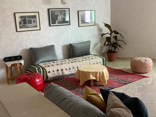 丹吉爾的住宿－Superb apartment in the heart of Tangier，客厅配有沙发和桌子