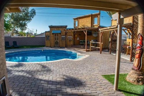 a backyard with a swimming pool and a house at Good vibes, amazing backyard, plenty of parking in Lake Havasu City
