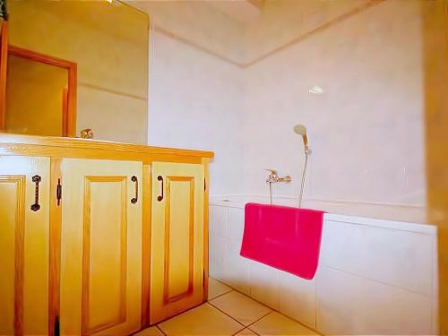 baño con bañera y toalla roja en Comfortable Holiday Home in Chatel with Roof Terrace, en Châtel