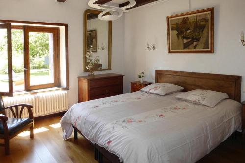 Un dormitorio con una cama grande y una ventana en Holiday home, Landéleau, en Landeleau