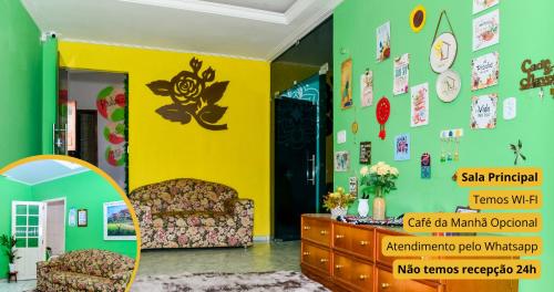 a living room with a chair and a yellow wall at Casa da Maia Hostel in Tianguá