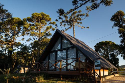 una casa con techo negro y cristal en Caminhos da Esmeralda, en Urubici