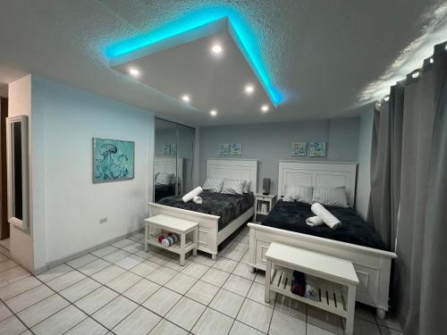 - une chambre avec 2 lits et une lumière bleue dans l'établissement Isla Verde Puerto Rico, Two Full Beds, à San Juan