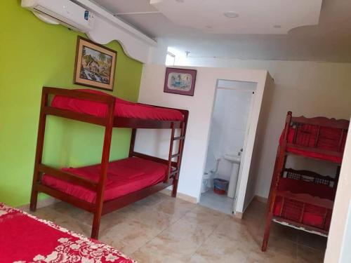 Ein Etagenbett oder Etagenbetten in einem Zimmer der Unterkunft Hotel Delicias del Mar