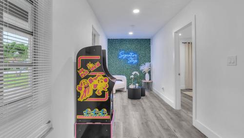 Zimmer mit einem Skateboard an der Wand in der Unterkunft Sunny Escape: 5BD Home in Miami