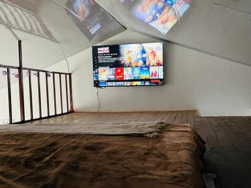 um quarto com um grande ecrã numa tenda em Lugar encantador super equipado em Popayan