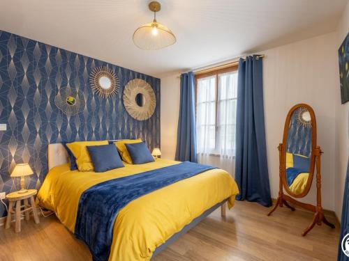Cuise-la-Motte的住宿－Gîte Cuise-la-Motte, 3 pièces, 4 personnes - FR-1-526-38，一间卧室配有一张蓝色和黄色毯子的床
