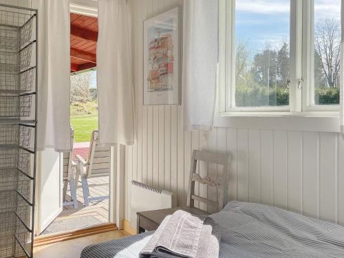 um quarto com uma cama e vista para um alpendre em Holiday home GRÄNNA VI em Gränna
