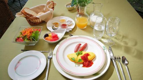 una mesa con un plato de comida con fresas. en Premium villa with stars and bonfire, en Hokuto