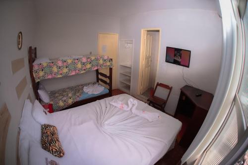 a small room with two bunk beds in it at HOTEL, RESTAURANTE E LANCHONETE PRIME in Valença
