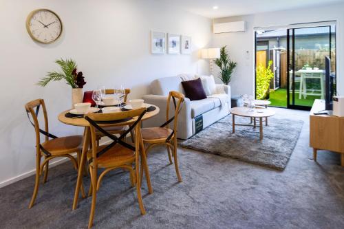 a living room with a table and chairs at Vibrant Central Christchurch Pad 2 bed 1 bath in Christchurch