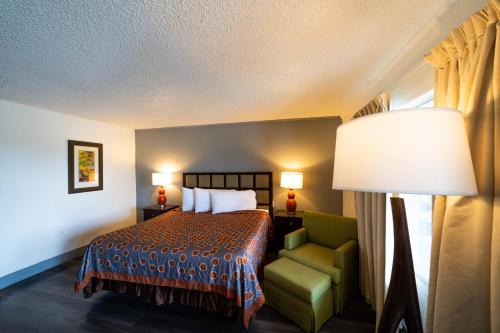 Un pat sau paturi într-o cameră la OYO Hotel Ocala, FL I-75