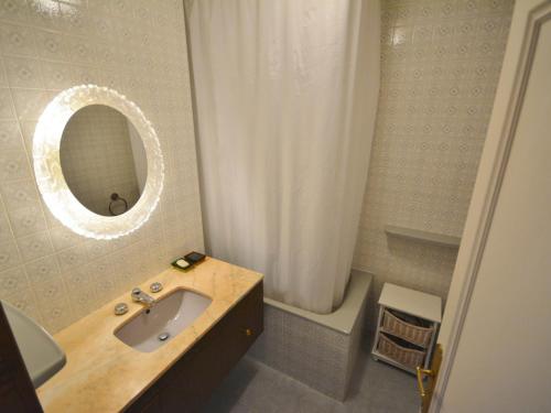 une salle de bain avec un lavabo, un miroir et une baignoire dans l'établissement Appartement T3 pour 6 pers. avec piscine, parking, et balcon - Morzine - FR-1-684-48, à Morzine