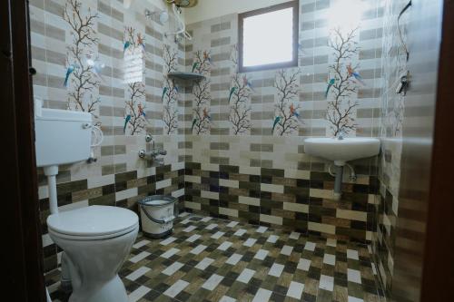 y baño con aseo y lavamanos. en Live Inn JP Nagar, en Tiruchchirāppalli