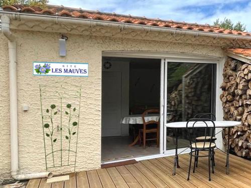 eine Terrasse mit Tisch und Stühlen auf einem Deck in der Unterkunft Studio charmant proche centre, terrasse privée, parking, 2km plage - Saint-Jean-de-Monts - FR-1-426-532 in Saint-Jean-de-Monts