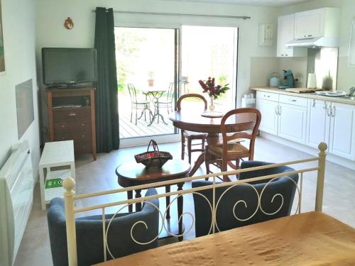 une cuisine et un salon avec une table et des chaises dans l'établissement Studio charmant proche centre, terrasse privée, parking, 2km plage - Saint-Jean-de-Monts - FR-1-426-532, à Saint-Jean-de-Monts