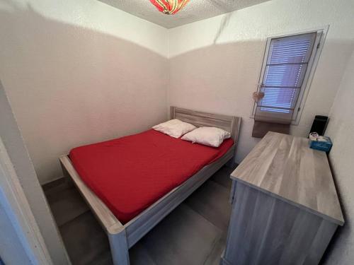 une petite chambre avec un lit et une table dans l'établissement Appartement Climatisé T2+Cabine, 4 Couchages, Parking, à 450m de la Plage – Port Leucate - FR-1-81-595, à Port-Leucate