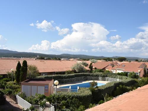 une vue depuis le toit d'une maison avec piscine dans l'établissement Apt 4P, Piscine, Parking Privé, Bord de Plage - Gruissan - FR-1-229-866, à Gruissan